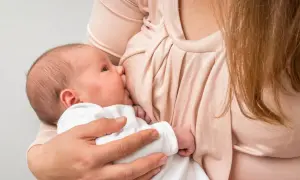 Matka karmi piersią noworodka. To naturalny sposób, by zapewnić dziecku wszystko, co najlepsze, podobnie jak troska o to, co dawać samicy po wykocie.