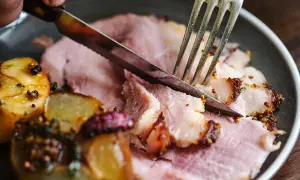 Krojone, soczyste, zdrowe wędliny z pieczonymi ziemniakami i ziołami. Idealny posiłek.