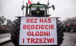 Traktor z transparentem "Bez nas będziecie głodni i trzeźwi" symbolizuje protest rolników w Polsce.