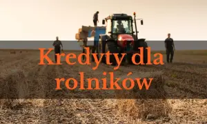 Rolnicy ładują bele słomy na przyczepę ciągnika na polu.
