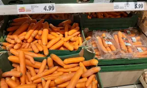 Świeże, pomarańczowe marchewki luzem i w paczkach. Ceny marchwi kuszą: 4.99 i 5.99 za kilogram.