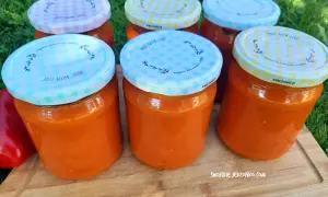 Sześć słoików z domowym sosem do makaronu na zimę, przygotowanym z pasją.