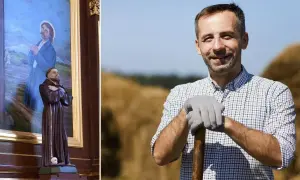 Figurka świętego w brązowym habicie obok obrazu i uśmiechnięty rolnik z łopatą na tle stogów siana.