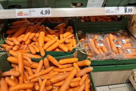 Świeże, pomarańczowe marchewki luzem i w paczkach. Ceny marchwi kuszą: 4.99 i 5.99 za kilogram.