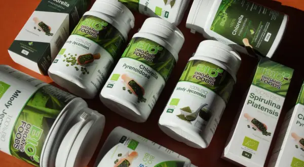 Wiele produktów z młodym jęczmieniem, chlorellą i spiruliną. Dowiedz się, ile białka ma jęczmień, szukając informacji na opakowaniach.