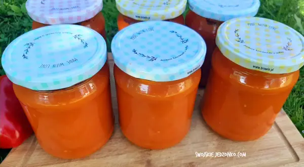 Sześć słoików z domowym sosem do makaronu na zimę, przygotowanym z pasją.