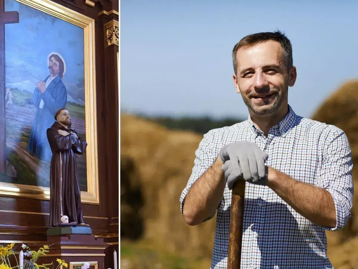 Figurka świętego w brązowym habicie obok obrazu i uśmiechnięty rolnik z łopatą na tle stogów siana.