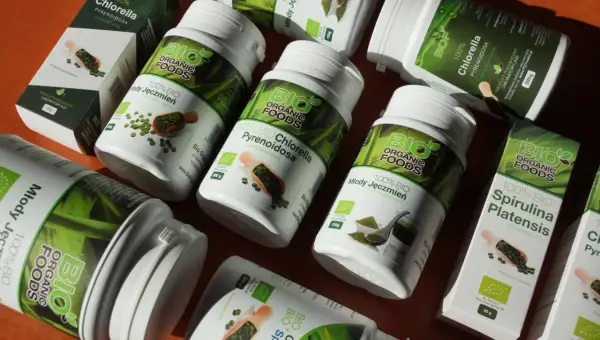 Wiele produktów z młodym jęczmieniem, chlorellą i spiruliną. Dowiedz się, ile białka ma jęczmień, szukając informacji na opakowaniach.